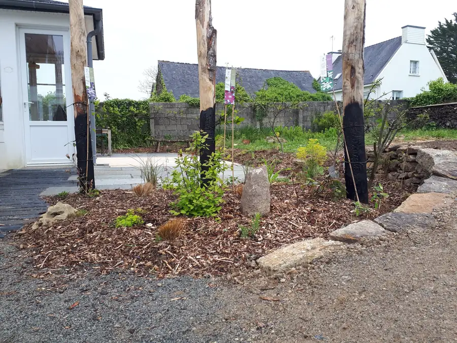 Jardin naturel avec palissades bois
