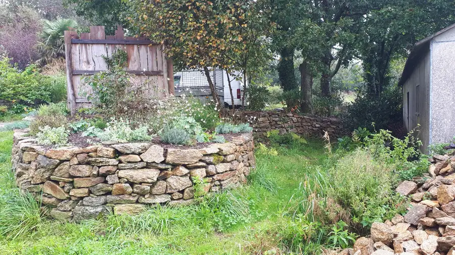 Muret circulaire pierre sèche Bretagne