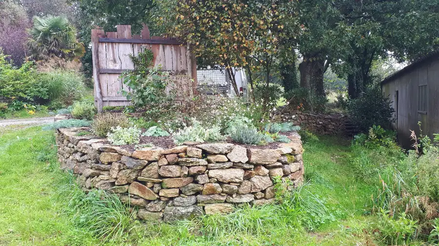 Muret en pierre sèche construit par Le Courtil du Korrigan