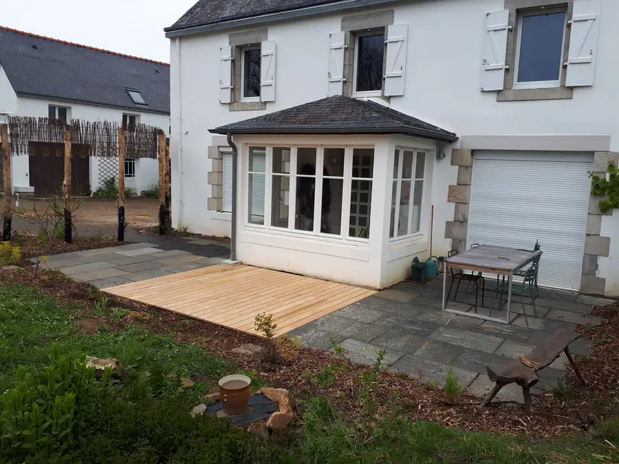 Terrasse bois et aménagement extérieur maison bretonne